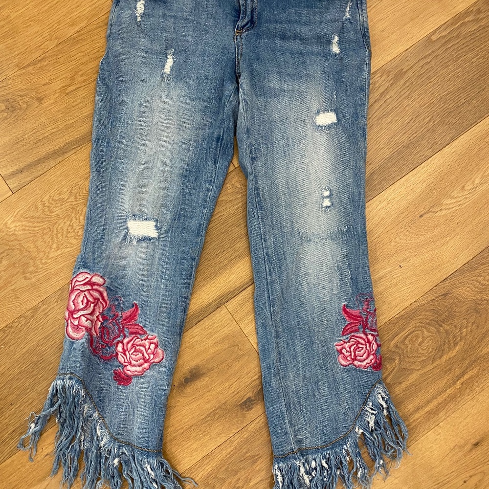 Fun fringe ankle or capri length jeans with pink embroidered flowers - 2P